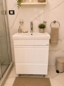 Boutique 1-Bedroom Apartment with Designer Accent