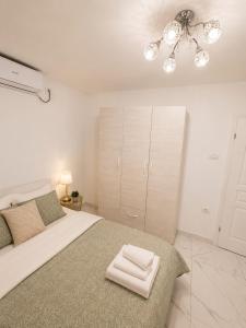 Cozy Bedroom Studio with Modern Kitchen & Bath