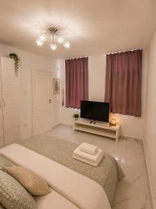 Cozy Bedroom Studio with Modern Kitchen & Bath