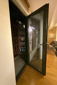GuestPort No 3 Luxury Suite with Balcony, 2 Bathrooms