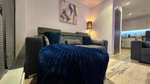 Spacious Central Slough Sleep 6 w Balcony