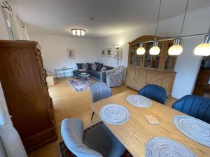 Ferienwohnung - 80qm - mit großer Loggia und Balkon