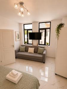 Stylish 1-Bedroom Apartment with Warm Accents