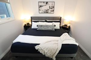 Three King Beds Central AC Fireplace Park Disney