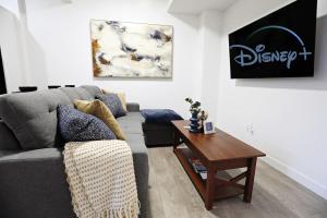 Stylish Retreat with King Bed Long Stays WEM Disney