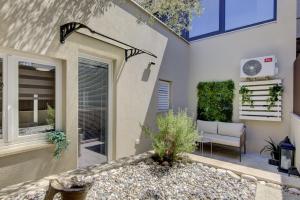Studio Apartment Mare with private garden and jacuzzi