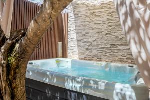 Studio Apartment Mare with private garden and jacuzzi