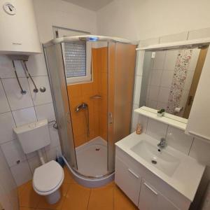 Studio apartment near city center with free parking and terrace Matea 4