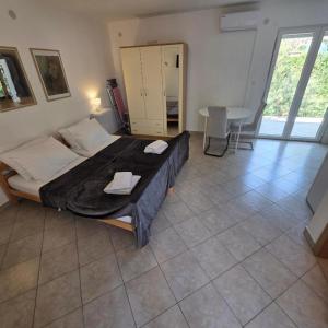 Studio apartment near city center with free parking and terrace Matea 4