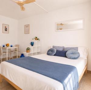 1 minute from the beach, In the heart of Roses, Side sea view Estudio