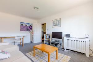 Homely 1 Bedroom Apartment in Beckton With Parking