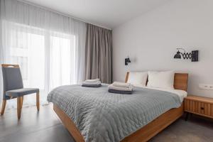 Coastline Residence - Designer Seaside Apartment with Pool, 2-Minute Walk to the Beach
