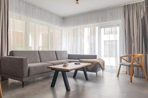 Coastline Residence - Designer Seaside Apartment with Pool, 2-Minute Walk to the Beach