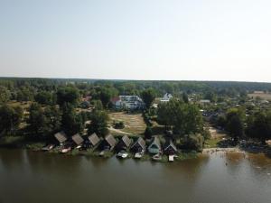 Gemütlicher Doppelbungalow mit Terrasse und Garten im Ferienpark Mirow