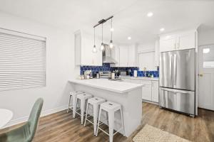 Stylish 3BR Urban Retreat near Christie sleeps 6 TO
