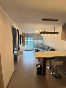 Hospédate con una vista de postal, en la comuna de Macul Este acogedor apartamento de1 Habitación 1 Baño con una laguna navegable