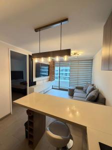 Hospédate con una vista de postal, en la comuna de Macul Este acogedor apartamento de1 Habitación 1 Baño con una laguna navegable