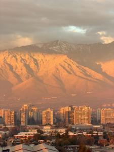 Hospédate con una vista de postal, en la comuna de Macul Este acogedor apartamento de1 Habitación 1 Baño con una laguna navegable