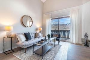 Bright & Modern Lac Tremblant Condo with Views