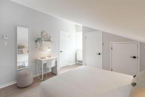 Bright & Modern Lac Tremblant Condo with Views
