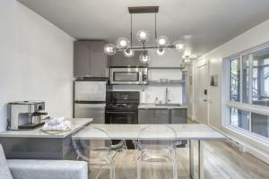 Le Chic Cabriolet Cozy Ski Condo 300m to Lifts