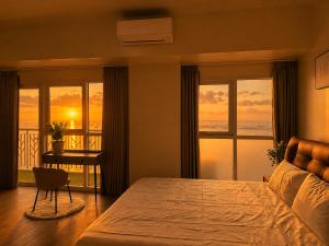 Sunset by the Bay, Modern 3BR Apt near Okada, MOA & NAIA