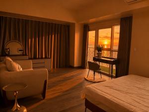 Sunset by the Bay, Modern 3BR Apt near Okada, MOA & NAIA
