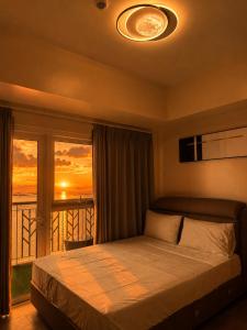 Sunset by the Bay, Modern 3BR Apt near Okada, MOA & NAIA