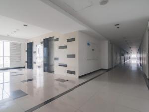 RedDoorz Apartment at Grand Sentraland Karawang