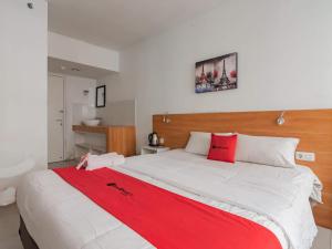 RedDoorz Apartment at Grand Sentraland Karawang