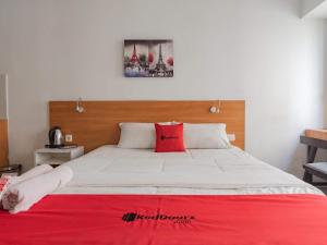 RedDoorz Apartment at Grand Sentraland Karawang