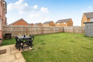 Bright 4 Bedroom Home in Walsall, Free Parking and for EVs