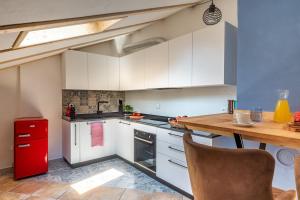 Attic for 4 in the center, everything within walking distance!