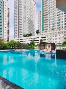 Solinea Tower3 in front of Ayala