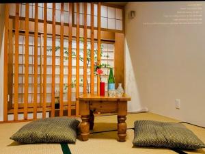 2 minutes from Tengachaya Direct access to KIX Namba and Kyoto Entire 3-story house Two bathrooms dryer Morning Hug