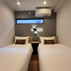 2 minutes from Tengachaya Direct access to KIX Namba and Kyoto Entire 3-story house Two bathrooms dryer Morning Hug