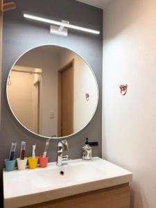 2 minutes from Tengachaya Direct access to KIX Namba and Kyoto Entire 3-story house Two bathrooms dryer Morning Hug