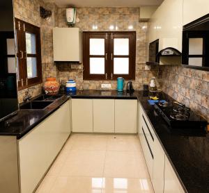 Whispering Meadows Luxury Villa with kitchen