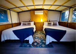Serene Glampominium Escape with Outdoor & Indoor Showers in Cottonwood Shores, Texas