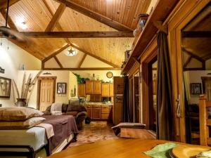 Pet-Friendly Cabin Rental with Creekside Views near Bandera, Texas