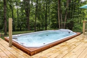 Peaceful Woodland Cabin with Year-Round Swim Spa & Private Trails in Mount Vernon, Ohio