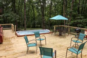 Peaceful Woodland Cabin with Year-Round Swim Spa & Private Trails in Mount Vernon, Ohio