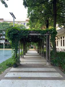 5 mins from Airport NAIA T1 Arista Place 1BR 2BR Veranda Parking Fast Wifi Netflix