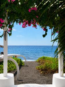 The Hidden Escapes Amed- 2BR Beachfront Villa with Direct Beach Access