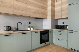 Stylish Apartment with Parking and Balcony by Noclegi Renters