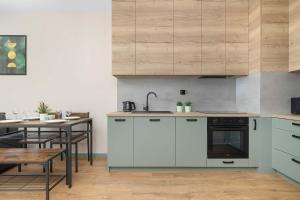 Stylish Apartment with Parking and Balcony by Noclegi Renters