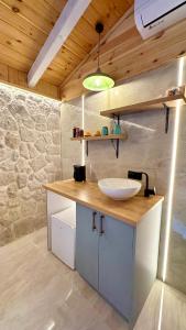 Waterfall suit bungalov