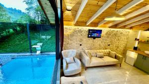 Waterfall suit bungalov