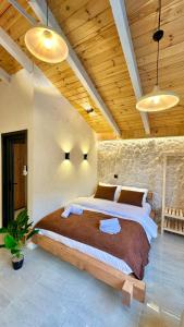 Waterfall suit bungalov