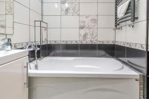 Kołobrzeska Comfort Stay Apartment by BookingHost
